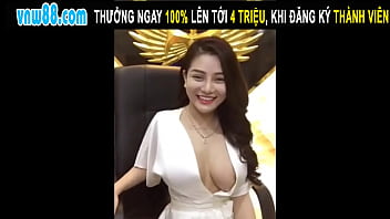Cô Nàng Ngực Đầy Lộ Hàng Khi Livestream