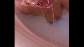 Invité A La Mamá De Mi Amigo Al Jacuzzi Para Pasar Un Momento íntimo