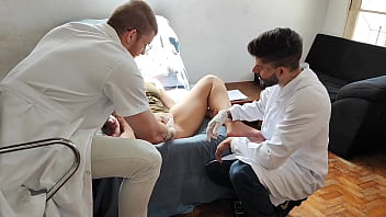 Paciente Surpreende Ao Se Envolver Com Dois Médicos Durante Consulta Ginecológica