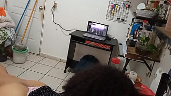 Madura Voluptuosa Limpiando La Habitación Muestra Su Tanga