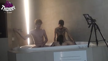 Mulher De Curitiba Se Diverte Com Dois Homens Na Hidromassagem