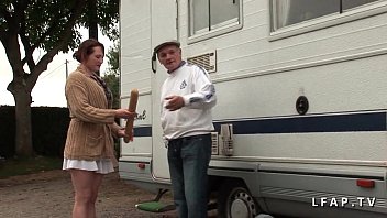 Fille Rousse Intense Dans Une Double Pénétration Lors D’un Gangbang Avec Un Homme Mûr