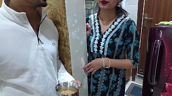 **पड़ोस की भाभी को दूध मंगाने के बहाने चोद दिया (हिंदी ऑडियो)**