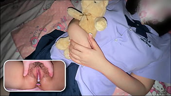 ตุ๊กตาหมีแตกสลายในมือ