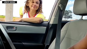 Mulher Atraente Na Rua Flertando, Prometi Levá-la Para Jantar