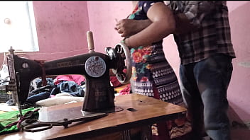 देसी भाभी को सिलाई सिखाते समय अंकल ने गलत इरादे से छू लिया