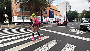 Mujer Aprendiendo A Patinar Mostrando Su Figura