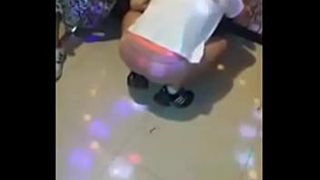 노래방에서 대담한 섹시 퍼포먼스 – 딸자닷컴