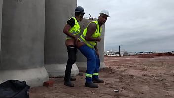 Funcionários Públicos Se Esquentando No Canteiro De Obras