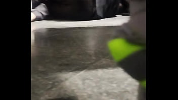 Depois Da Viagem Cansada, O Gato Foi Direto Pro Banheiro, Escorregou No Box E Engoliu O Pau Sem Querer… Com O Faxineiro Espiando Tudo De Pertinho.
