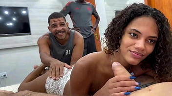 Precisou De Ajuda Pra Satisfazer A Novinha No Anal