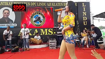 Sintya Riske’s Seductive Stage Moves Set Hearts Racing