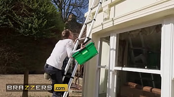 Lucky Homeowner Kayla Wild Swaps Her Cash Tip For A Double Dose From The Window Washers