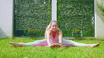 Bare And Blissful: Stella Cardo’s Sun-kissed Yoga Flow In Nature