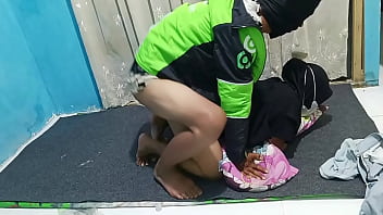 Goyangan Seru Bareng Driver Gojek Di Rumah, Bikin Malam Ini Jadi Panas!