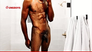 Um Rapaz Negro E Hétero Se Banhando Na Casa Do Amigo Gay