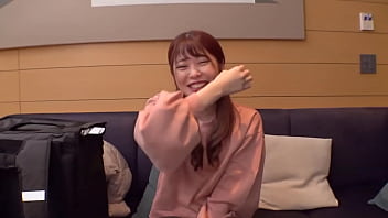 配達先でセフレをゲットした宅配ちゃん！黒ストッキングが映える長身美脚にスニーカー履きで興奮必至。主張の強い乳首を揉み回し、おかわりセックスで全身が性感帯の娘がエビ反り絶頂！