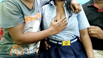 दो लड़कों ने कॉलेज की एक लड़की को जबरदस्त प्यार से रोमांचित किया