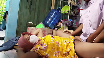 Mau Berangkat Sekolah, Tapi Malah Diajak Main Sama Ibu Tiriku Yang Genit