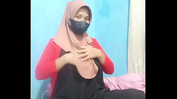 Seorang Gadis Berhijab Asyik Memuaskan Diri Dengan Mainan Hingga Klimaks