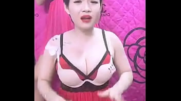 Sultry Vietnamese Beauty Goes Live